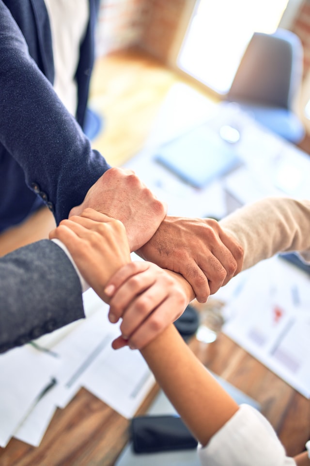 negoziazioni di contratti commerciali